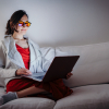 Frau mit Blaulichtfilter-Brille am Laptop