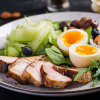 Portion Low Carb mit Fleisch, Ei und Nüssen