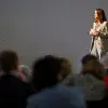 Claudia Breuer moderiert.