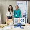 Alicia Zink und Birgit Schindler am Stand der Cochrane Deutschland-Stiftung. Foto: CDS