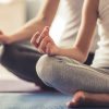 Teilansicht von zwei Yoga-Praktizierenden im Schneidersitz