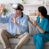 Älterer Mann sitzend mit VR-Brille