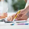 Nahaufnahme eines Workshop-Tischs mit Utensilien und Stiften