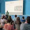 Jörg Meerpohl steht beim Methodenforum am Rednerpult und hält einen Vortrag, im Vordergrund sitzen Konferenzteilnehmende