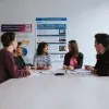 Menschen an einem Tisch sprechen miteinander