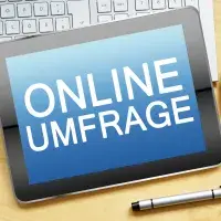 Ein Tablet mit der Aufschrift "Online Umfrage" liegt auf einem Tisch, davor ein Stift und dahinter eine Tastatur. Quelle: MH/stock.adobe.com
