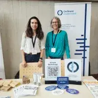 Alicia Zink und Birgit Schindler am Stand der Cochrane Deutschland-Stiftung. Foto: CDS