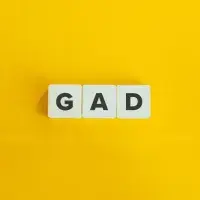 Schrift "GAD" vor gelbem Grund