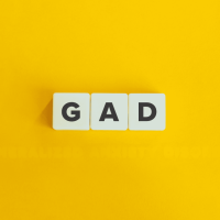 Schrift "GAD" vor gelbem Grund