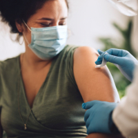 Frau lässt sich gegen COVID-19 impfen
