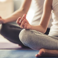 Teilansicht von zwei Yoga-Praktizierenden im Schneidersitz