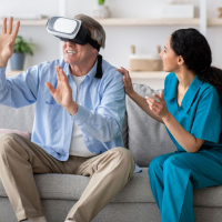 Älterer Mann sitzend mit VR-Brille