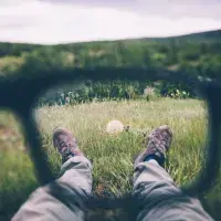 Beispiel für verschwommene Sicht in die Ferne, die durch eine Brille korrigiert wird.; mehmetcan/stock.adobe.com