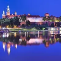 Burg Krakau spiegelt sich in der Weichsel; - Quelle: Matthias/stock.adobe.com
