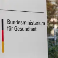 Nahaufnahme des Schilds des Bundesministeriums für Gesundheit. Foto: Tobias Arhelger / stock.adobe.com