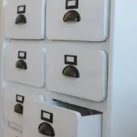 Schubladen an einem Apothekenschrank