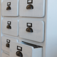Schubladen an einem Apothekenschrank