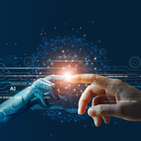 Das Bild zeigt eine symbolische Darstellung der Verbindung zwischen Mensch und künstlicher Intelligenz (KI). Auf der linken Seite ist eine Roboterhand zu sehen, die aus metallischen und futuristischen Elementen besteht. Diese Hand streckt sich nach rechts aus, wo eine menschliche Hand mit ausgestrecktem Zeigefinger zu sehen ist. Die Fingerspitzen der beiden Hände berühren sich fast, wodurch ein leuchtender Lichtpunkt entsteht, der wie eine Energiequelle wirkt. Im Hintergrund sind digitale Elemente
