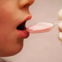 Einem Kind wird auf einem Löffel ein flüssiges Antibiotikum verabreicht; - Quelle: Siegi/stock.adobe.com