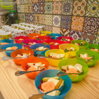 Bunte Schälchen mit vorbereiteten Mahlzeiten