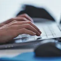 Hände tippen auf Laptoptastatur; - Quelle: beeboys/stock.adobe.com