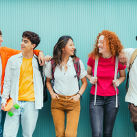 Jugendliche stehen in einer Reihe