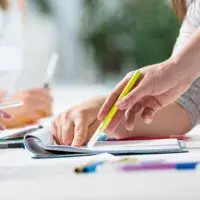 Nahaufnahme eines Workshop-Tischs mit Utensilien und Stiften