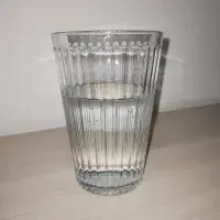 Glas mit Leitungswasser