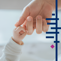 Ein Baby greift mit seiner kleinen Hand den Zeigefinger einer erwachsenen Hand; rechts im Bild ist ein Forest Plot zu erkennen.