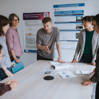 Mehrere Menschen diskutieren zusammen in einem Workshop