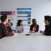 Menschen an einem Tisch sprechen miteinander