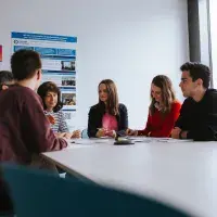 Das Team von Cochrane Deutschland sitzt um einen Konferenztisch; CDS